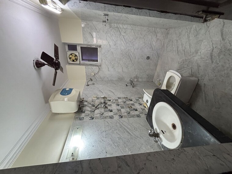Bathroom, krishna-apra-residency 3 Bedroom 1350 Sq.Ft. Apartment In Sector 61 Noida 10471979