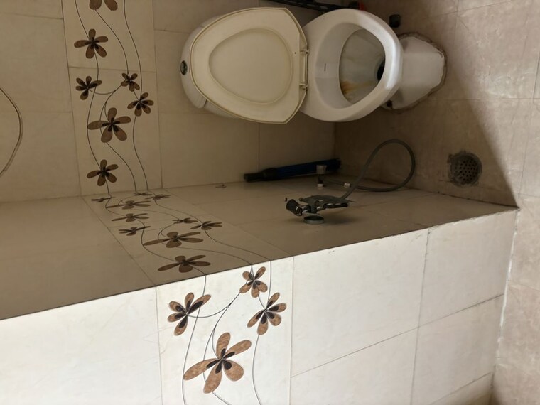 Bathroom, prateek-fedora 3 Bedroom 1356 Sq.Ft. Apartment In Sector 61 Noida 10472024