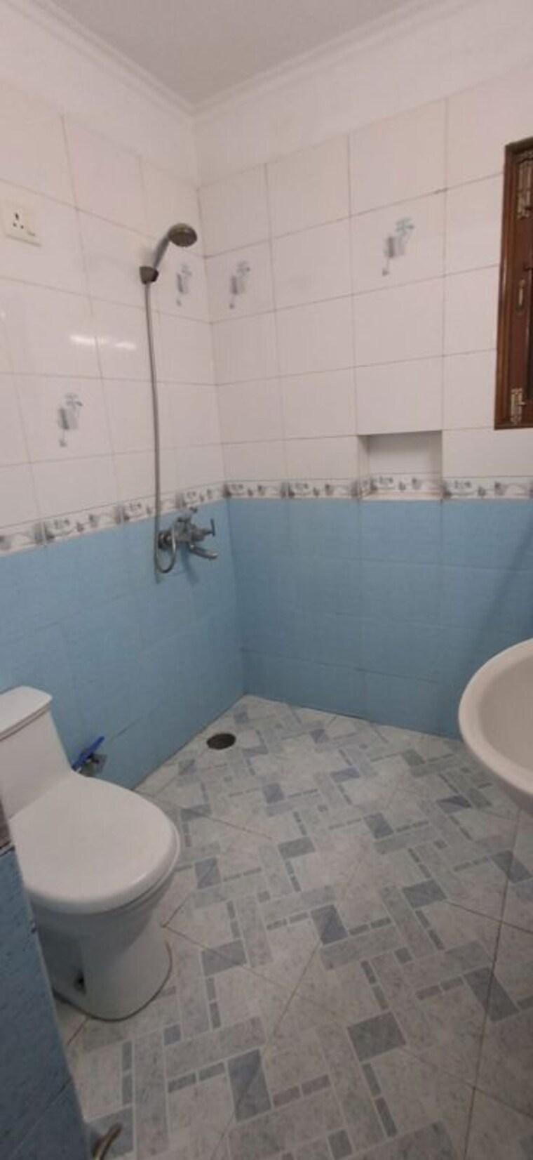 Bathroom, vasant kunj 3 Bedroom 1500 Sq.Ft. Apartment In Vasant Kunj Delhi 10472106