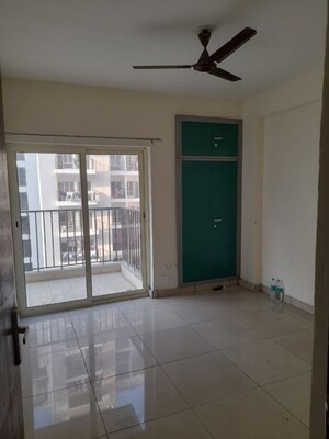 Room in 2 BHK Apartment at Panchsheel Greens II, Sector 16 Greater Noida – for Rent