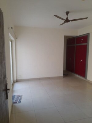 Room in 2 BHK Apartment at Panchsheel Greens II, Sector 16 Greater Noida – for Rent