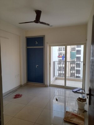 Room in 2 BHK Apartment at Panchsheel Greens II, Sector 16 Greater Noida – for Rent