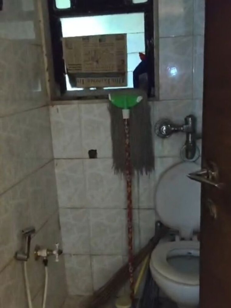 Bathroom, ajmera-beverly-hills-and-royal-empire 4 Bedroom 1800 Sq.Ft. Apartment In Andheri West Mumbai 10472113