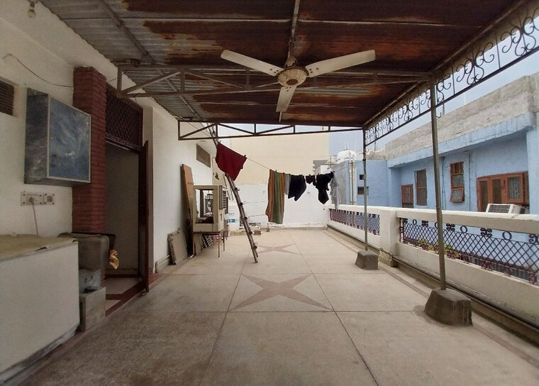 Balcony, sector 19 6+ Bedroom 168 Sq.Mt. Independent House In Sector 19 Noida 10472204