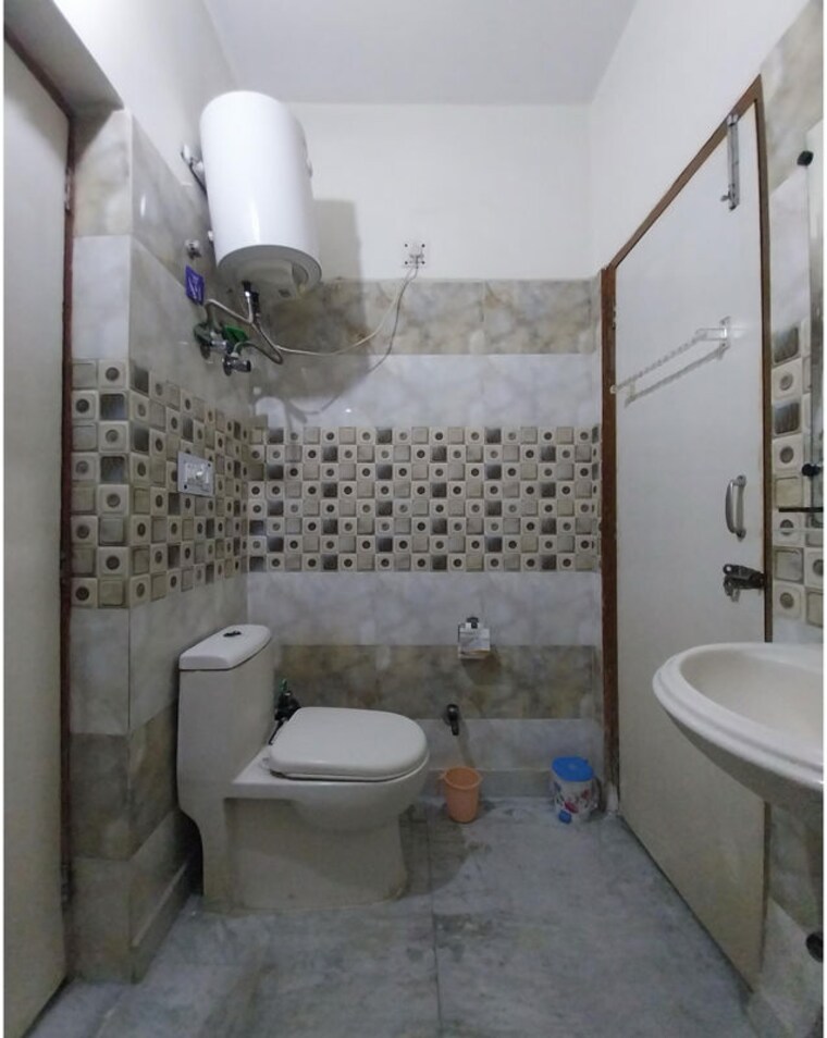 Bathroom, sector 19 6+ Bedroom 168 Sq.Mt. Independent House In Sector 19 Noida 10472204