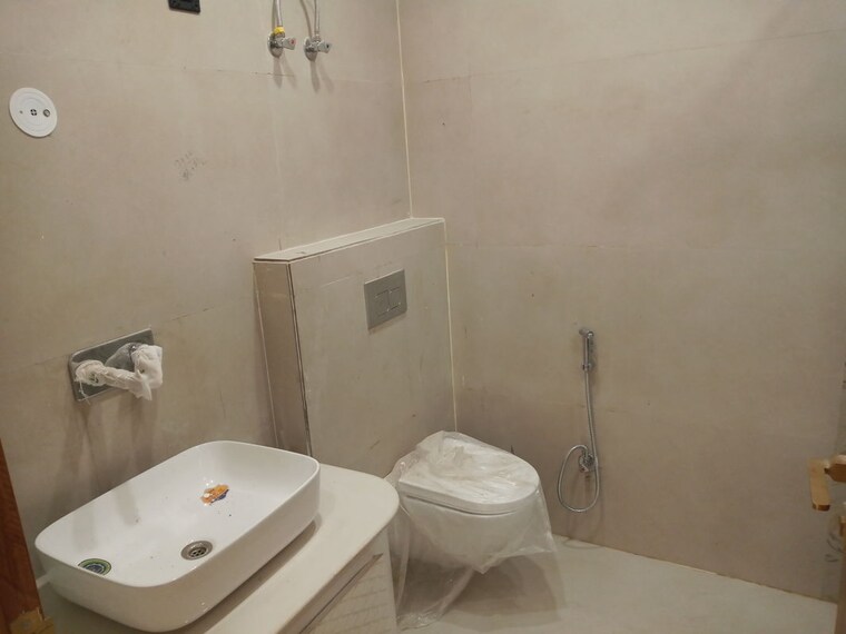 Bathroom, sector 85 4 Bedroom 350 Sq.Yd. Builder Floor In Sector 85 Faridabad 10472156