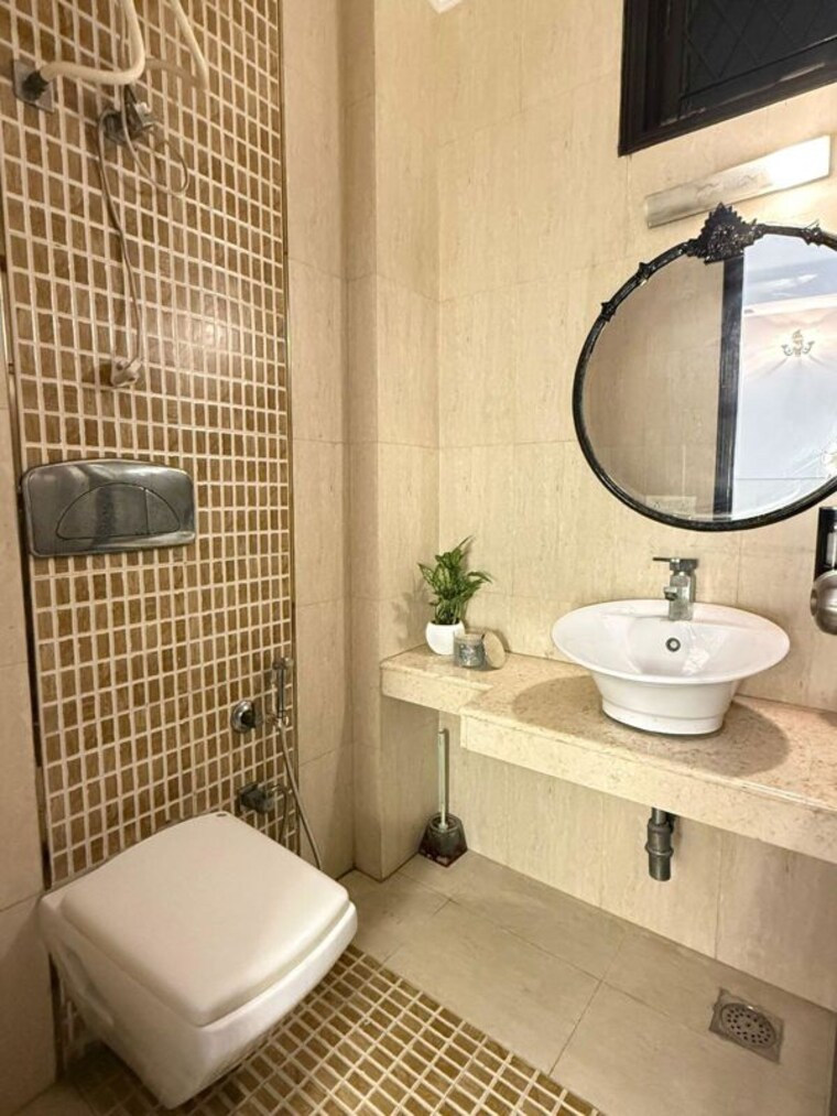 Bathroom, chittaranjan park 3 Bedroom 1426 Sq.Ft. Builder Floor In Chittaranjan Park Delhi 10472229