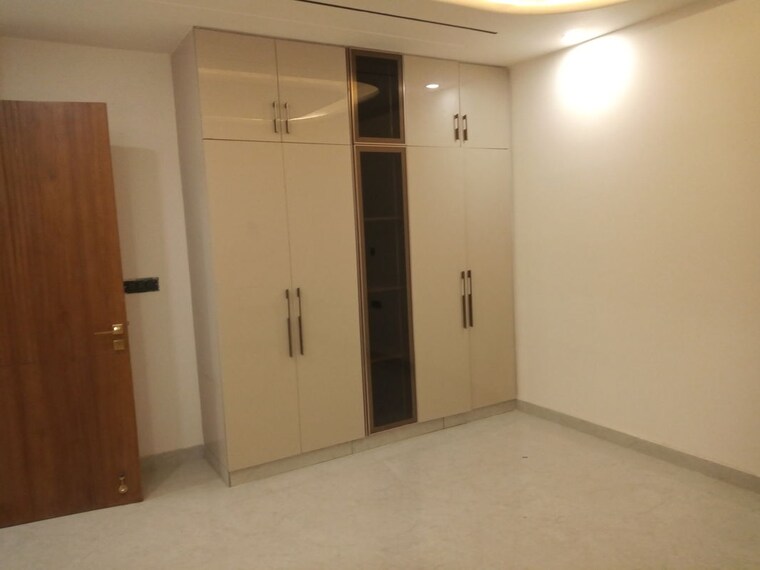 Room, sector 85 4 Bedroom 350 Sq.Yd. Builder Floor In Sector 85 Faridabad 10472250