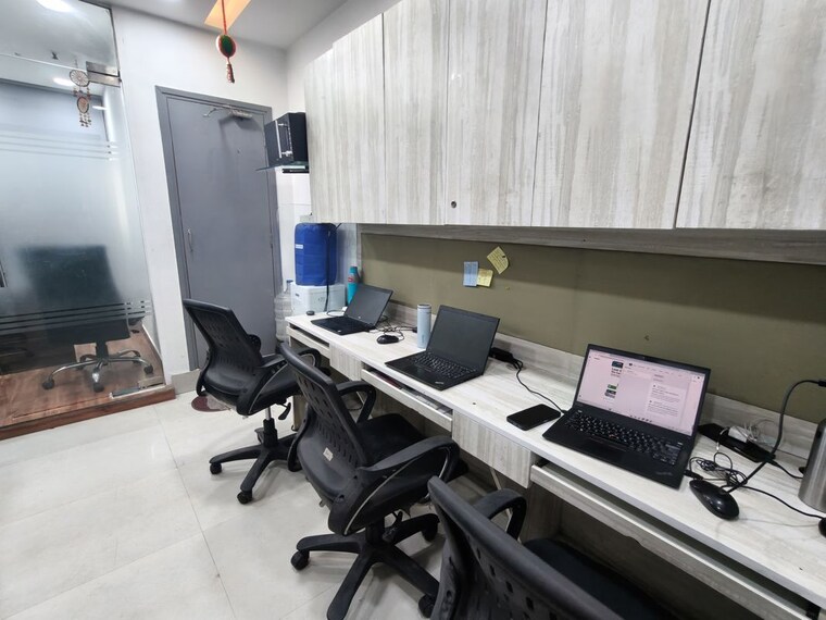 Team Area, netaji subhash place Commercial Office Space 402 Sq.Ft. In Netaji Subhash Place Delhi 10472285