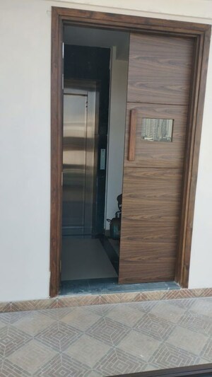 Room in 3 BHK Builder Floor at Sector 55 – for Rent