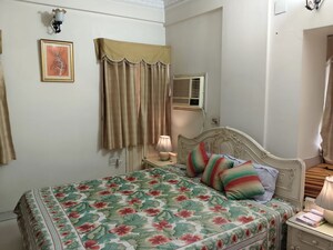 Bedroom in 6 BHK Builder Floor at Palm Avenue, Ballygunge – for Sale