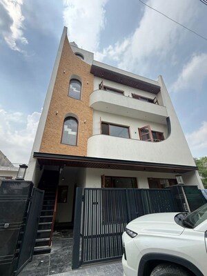 6+ BHK Independent House For Sale in Sector 79
