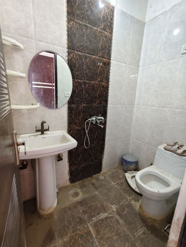 Bathroom, raj nagar extension 2 Bedroom 950 Sq.Ft. Builder Floor In Raj Nagar Extension Ghaziabad 10472566