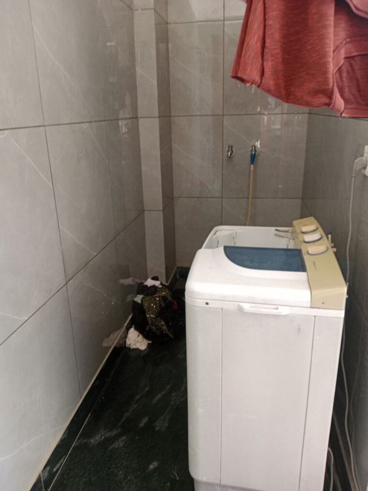 Bathroom, sector 18 3 Bedroom 1950 Sq.Ft. Builder Floor In Sector 18 Panipat 10472654