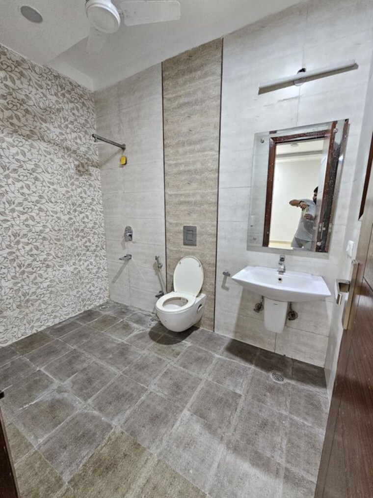 Bathroom, palm-residency-chhatarpur 3 Bedroom 1150 Sq.Ft. Builder Floor In Chattarpur Delhi 10472694