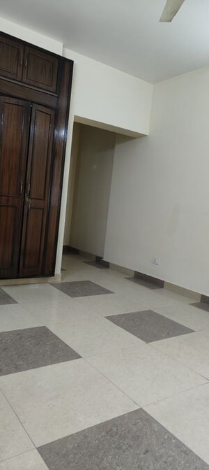 Room in 4 BHK Apartment at Vasant Kunj – for Rent