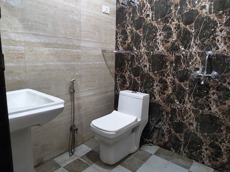 Bathroom, chattarpur 2 Bedroom 800 Sq.Ft. Builder Floor In Chattarpur Delhi 10472731