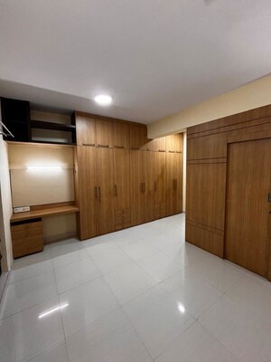Room in 3 BHK Apartment at Fort Oasis, Ballygunge – for Rent