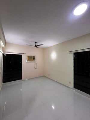 Room in 3 BHK Apartment at Fort Oasis, Ballygunge – for Rent