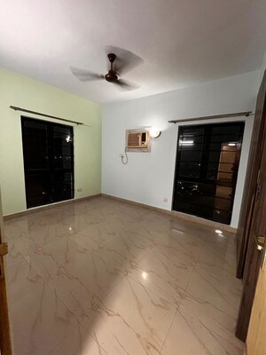 Room in 3 BHK Apartment at Fort Oasis, Ballygunge – for Rent