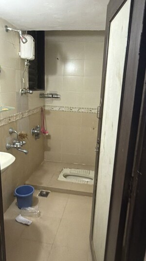 Bathroom in 1 BHK Apartment at Bhoiwada – for Rent