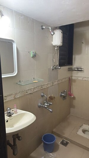 Bathroom in 1 BHK Apartment at Bhoiwada – for Rent
