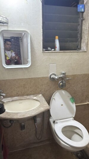 Bathroom in 1 BHK Apartment at Bhoiwada – for Rent