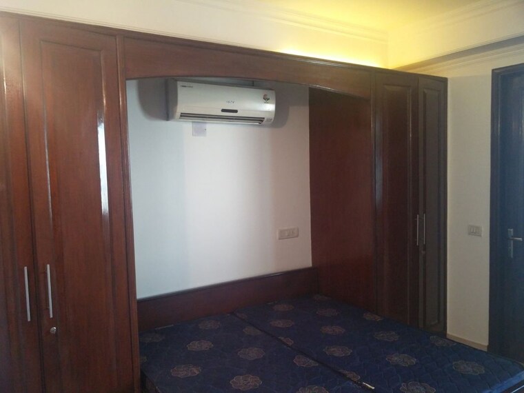 Room, sector 15 2 Bedroom 112 Sq.Mt. Builder Floor In Sector 15 Noida 10472950