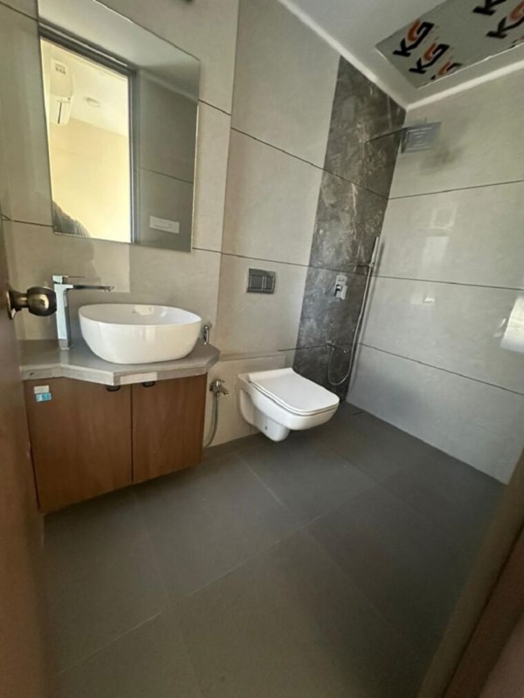 Attached Bathroom, khar west 3 Bedroom 1100 Sq.Ft. Apartment In Khar West Mumbai 10473011