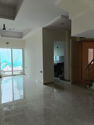 Room in 3 BHK Apartment at Indiabulls Sky Forest, Lower Parel – for Rent