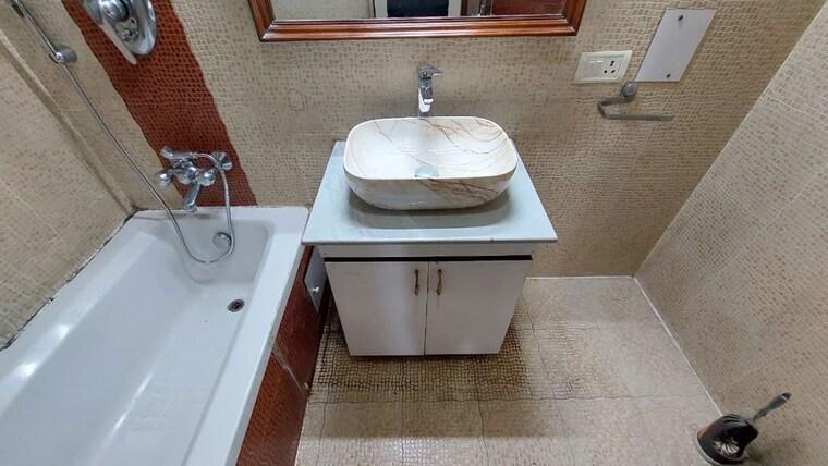 Bathroom, lajpat nagar i 2 Bedroom 1000 Sq.Ft. Builder Floor In Lajpat Nagar I Delhi 10473036