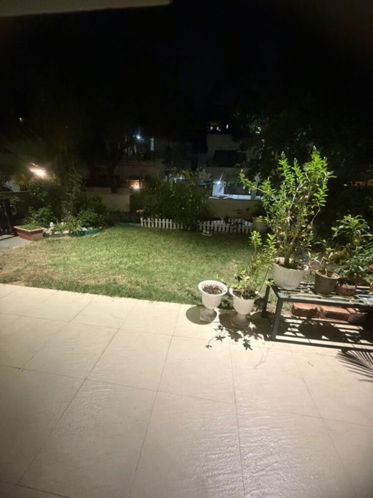  Parking, new friends colony 3 Bedroom 500 Sq.Yd. Builder Floor In New Friends Colony Delhi 10473112