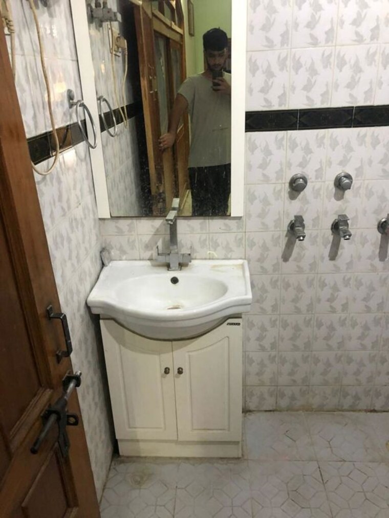 Bathroom, indira nagar 2 Bedroom 1800 Sq.Ft. Builder Floor In Indira Nagar Lucknow 10473597