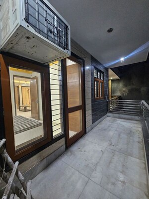 Parking in 2 BHK Builder Floor at Auram Floor, South City 2 – for Rent