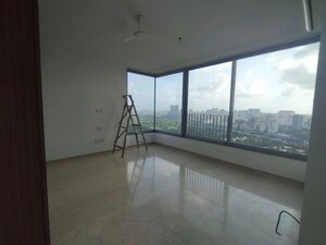 Room in 3 BHK Apartment at Oberoi Realty Esquire, Goregaon East – for Rent