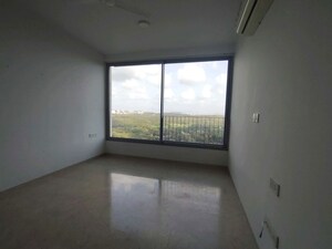 Room in 3 BHK Apartment at Oberoi Realty Esquire, Goregaon East – for Rent