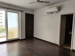 Room in 3.5 BHK Apartment at Bestech Park View Spa Next, Sector 67 – for Rent