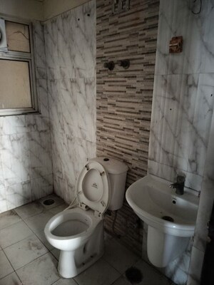 Bathroom in 2.5 BHK Apartment at Amrapali Silicon City, Sector 76 – for Sale