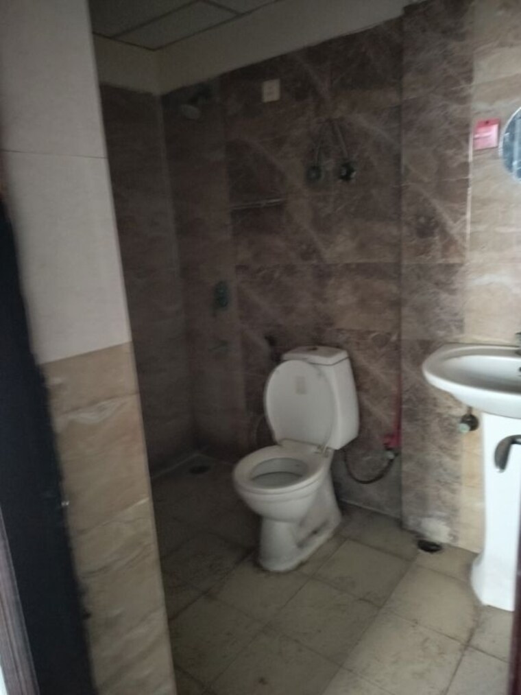 Bathroom, amrapali-silicon-city 2.5 Bedroom 1080 Sq.Ft. Apartment In Sector 76 Noida 10148241