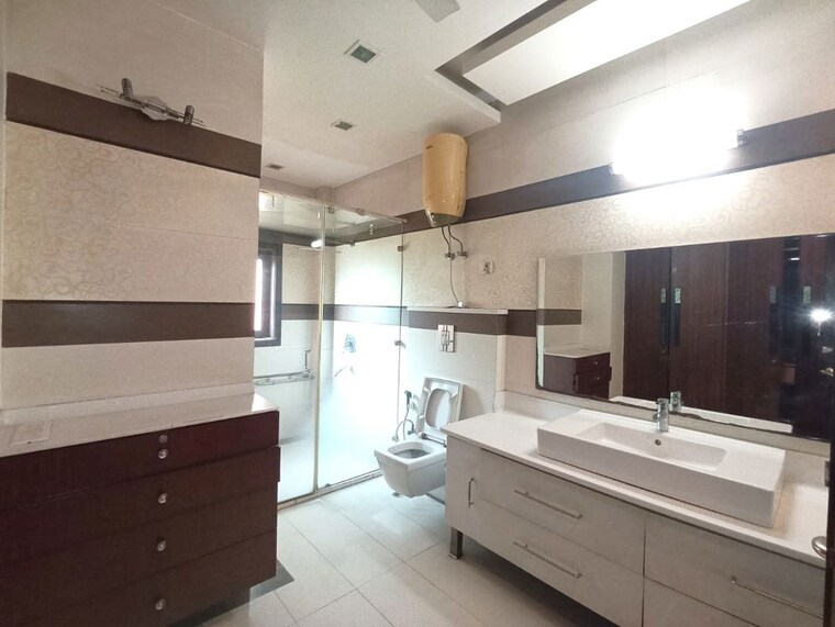 Bathroom, greater kailash i 4 Bedroom 9000 Sq.Ft. Builder Floor In Greater Kailash I Delhi 10474038