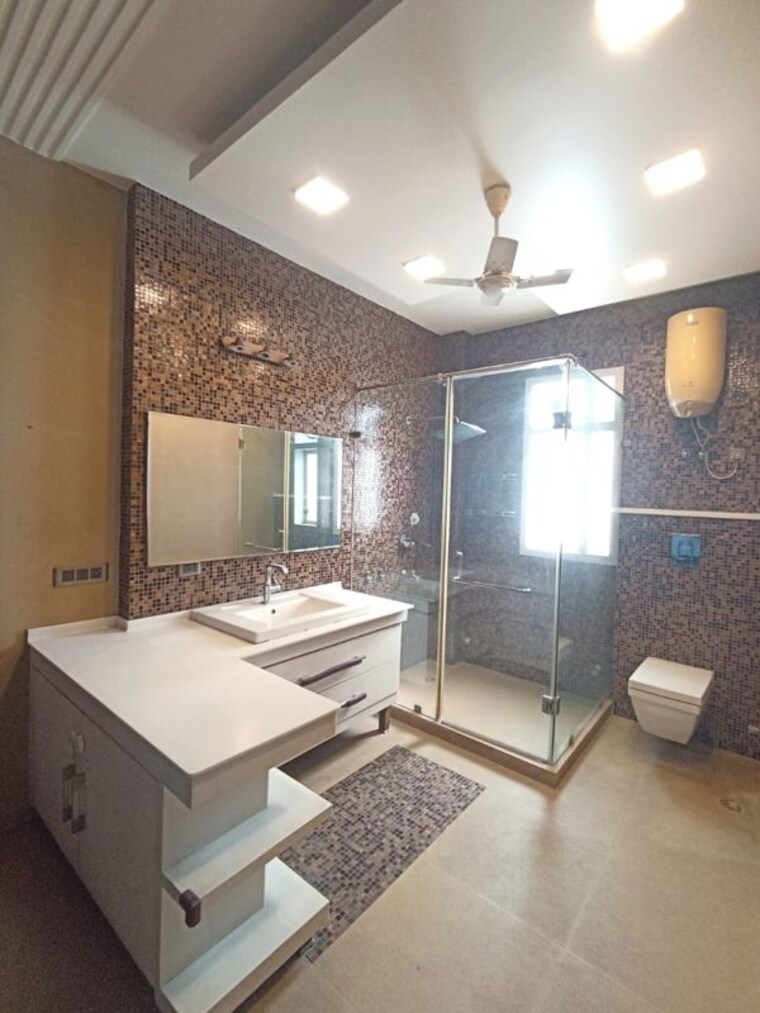 Bathroom, greater kailash i 4 Bedroom 9000 Sq.Ft. Builder Floor In Greater Kailash I Delhi 10474038