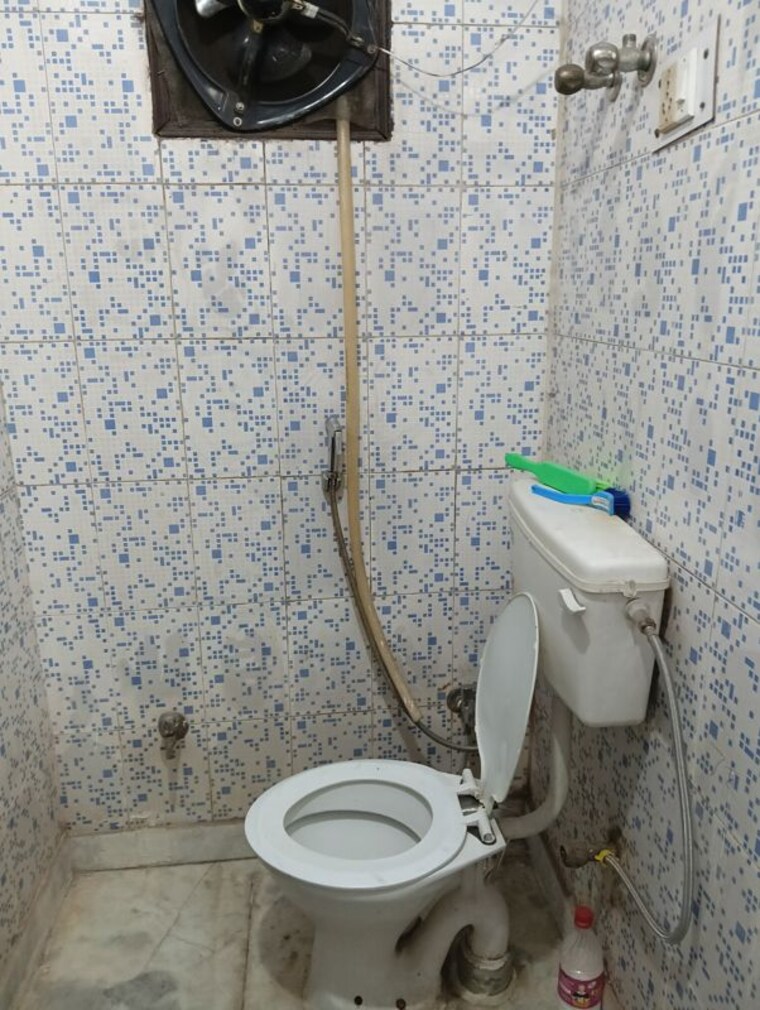 Bathroom, kalkaji 1 Bedroom 560 Sq.Ft. Builder Floor In Kalkaji Delhi 10474125