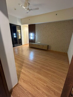 Room in 4 BHK Builder Floor at Auram Floor, South City 2 – for Rent