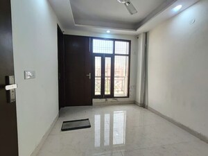 Room in 3 BHK Builder Floor at Maidan Garhi – for Rent
