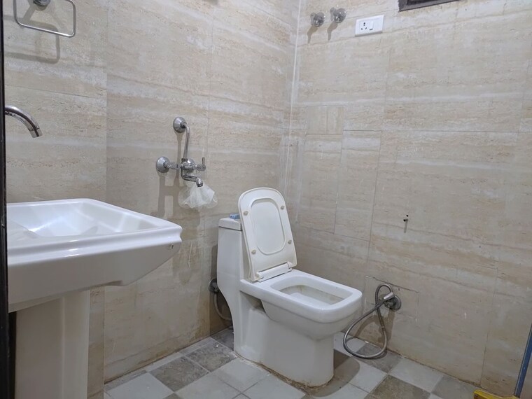 Bathroom, maidan garhi 3 Bedroom 1100 Sq.Ft. Builder Floor In Maidan Garhi Delhi 10474361