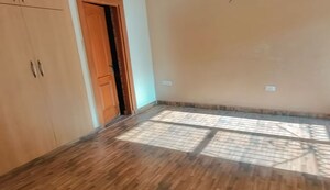 Room in 3 BHK Apartment at Amrapali Silicon City, Sector 76 – for Rent