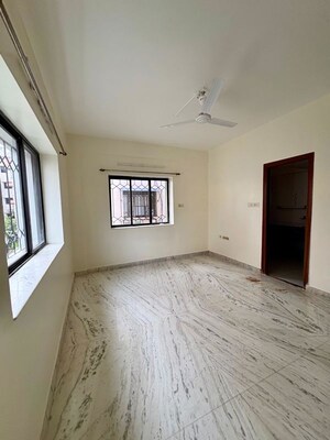 Room in 3 BHK Apartment at Purti Seasons, New Alipore – for Rent
