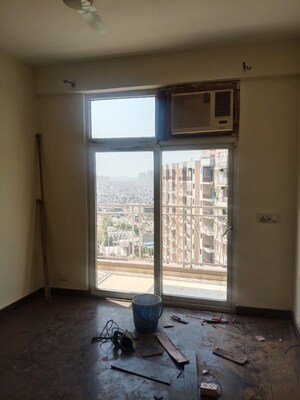 Room in 2 BHK Apartment at Mahagun Mywoods, Sector 16c Greater Noida – for Rent
