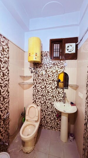 Bathroom in 2 BHK Builder Floor at Mayur Vihar 1 – for Rent
