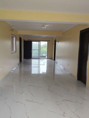 Room in 3 BHK Builder Floor at Experion The Westerlies Plots, Sector 108 – for Rent